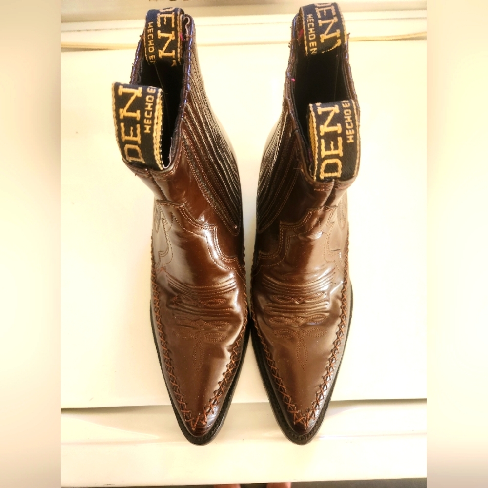 A pair of Denver 8 1/2 man's boots.